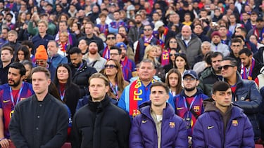 Ter Stegen, Frenkie de Jong, Gavi y Pedri, en la grada del Camp Nou. 
 


