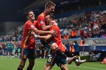 3-1. Dani Olmo celebró el tercer gol con Fabián Ruiz y Pablo Fornals.