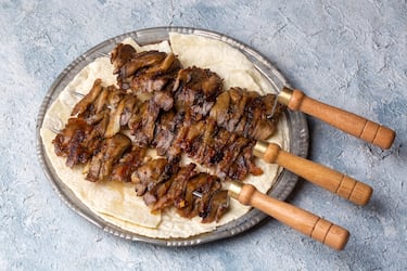 Plato tradicional turco originario de Erzurum, consistente en carne de cordero marinada con especias y cebolla, asada horizontalmente sobre fuego abierto. Se caracteriza por cortarse en brochetas individuales.