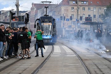 La policía polaca vigila las calles de Breslavia, donde se concentran las aficiones del Betis y del Chelsea, a pocas horas del inicio de la final.
