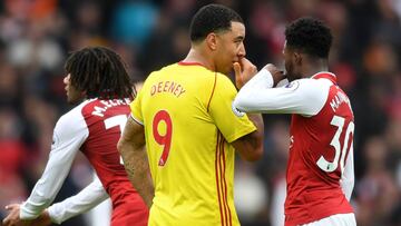 El delantero del Watford, Troy Deeney, hablando con el defensa del Arsenal, Ainsley Maitland-Niles.