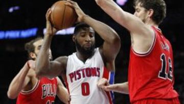 Andre Drummond intenta buscar el aro ante Joakim Noah y Pau Gasol.