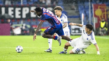 BASEL (Switzerland), 20/08/2025.- (L-R) Basel's Philip Otele, Copenhagen's Jordan Larsson, and Copenhagen's Rodrigo Huescas in action during the UEFA Champions League play-offs first leg soccer match between FC Basel 1893 and FC Copenhagen, in Basel, Switzerland, 20 August 2025. (Liga de Campeones, Jordania, Suiza, Basilea, Copenhague) EFE/EPA/GEORGIOS KEFALAS