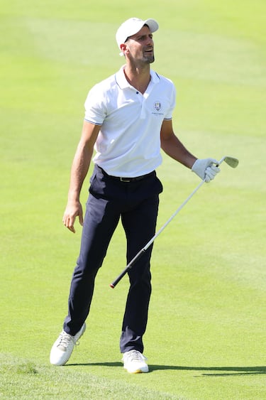 El tenista Novak Djokovic tras su segundo tiro en el primer hoyo.