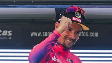 Primoz Roglic celebra su victoria en el podio de la Vuelta a Burgos.