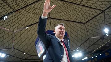 BARCELONA 31/01/2023.-entrenador del Barcelona Sarunas Jasikevicius durante el partido de la jornada 22 de la Euroliga que disputan este martes el Barcelona y el Maccabi Tel Aviv en el Palau Blaugrana de la ciudad condal. EFE/Alejandro García
