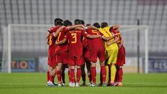 Los chicos de la Sub-19 hacen piña en el descanso ante Italia.