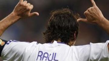 <b>EL GRAN ESTANDARTE.</b> Raúl, el capitán del conjunto blanco, junto a Casillas, son los dos estab¡ndartes de la cantera madridista en Europa.