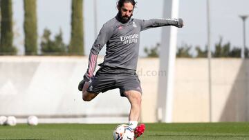 Isco trabajó en el césped ayer en el último día de trabajo en Valdebebas.