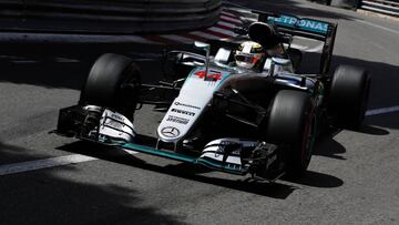 Hamilton con el Mercedes en Mónaco.