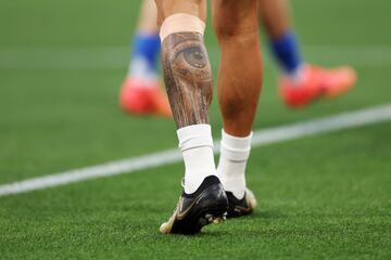 Una vista detallada de la pierna izquierda tatuada de Lorenzo Pellegrini de Italia vista durante el calentamiento previo al partido de la fase de grupos ante Croacia.