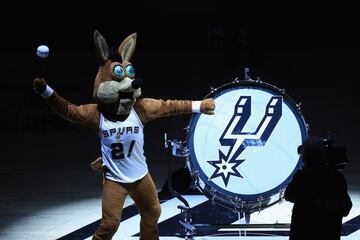 La mascota de los San Antonio Spurs antes del tercer partido de la final de la Conferencia oeste que les enfrentaba a los Golden State Warriors.