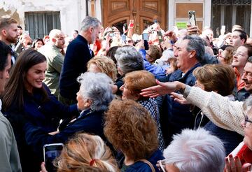 Los Reyes Felipe VI y Letizia, saludan a los vecinos durante la visita a la localidad de Chiva.