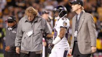 Steve Smith Sr WR de Baltimore Ravens abandonando el campo lesionado.