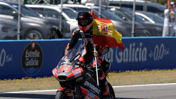 Manuel González en la vuelta de honor de Moto2.