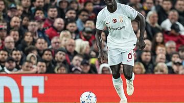 Davinson Sánchez recibe un reconocimiento tras su actuación en Old Trafford.