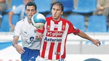 <b>HABITUAL TITULAR. </b>Gerardo se lleva el balón en el partido contra el Tenerife de esta temporada.