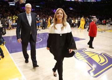 Phil Jackson y la vicepresidenta ejecutiva de operaciones, Jeanie Buss, fueron protagonistas del acto. El técnico escuchó cánticos de "we want Phil"