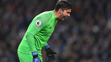 Alisson ordena a sus centrales en un partido con el Liverpool.