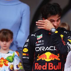 ‘Checo’ Pérez rompe en llanto al escuchar el himno nacional en Mónaco