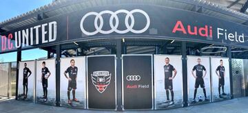 A las afueras del Audi Field ya lucen algunos carteles con jugadores del DC United.