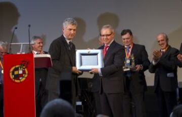 Homenaje a la Selección que ganó a Malta 12-1. Ángel María Villar y José Ángel de la Casa.