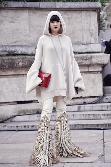 Akimoto Kozue en el desfile de Rick Owens Womenswear Primavera/Verano 2026, en el marco de la Semana de la Moda USS Gerald Ford de París, el 2 de octubre de 2025 en París, Francia.