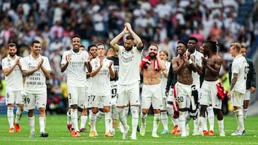 Karim Benzema se despide del Bernabéu del Bernabéu como capitán del Real Madrid arropado por sus compañeros.