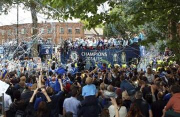 WOL01 LONDRES (REINO UNIDO), 25/05/2015.- Los jugadores del Chelsea celebran el título de la Premier League durante desfile en el autobús del equipo por las calles de Londres, Reino Unido hoy 25 de mayo de 2015. EFE/Sean Dempsey