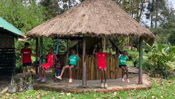 Centro de acogida en Fort Portal, Uganda, con la mayoría de sus niños equipados por el Racing.