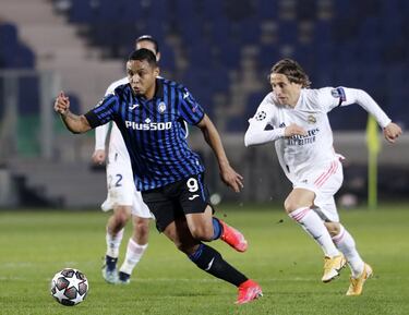 El delantero referencia del Atalanta ha conseguido sumar 21 goles, desde el mes de marzo de 2020. Tras la reanudación de la Serie A sumó cinco y en lo que va de temporada lleva dieciséis. En el 2019/ 2020, hasta marzo, el delantero colombiano sólo había conseguido 14 dianas con público en las gradas. 