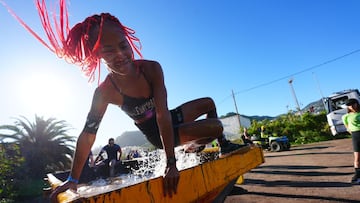 Mujer saltando un obstáculo en la X Gran Canaria Bestial Race celebrada el 9 de diciembre del 2023.