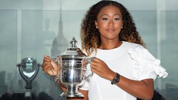 La tenista japonesa Naomi Osaka posa con el trofeo de campeona del US Open.