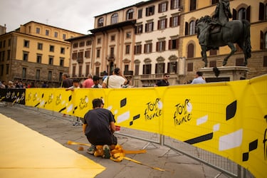 Personal preparando la decoración en la Plaza de la Señoría.