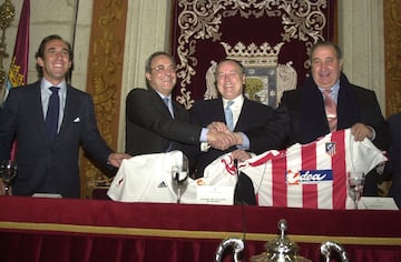 Jesús Gil posa con Florentino Pérez, presidente del Real Madrid, y el alcalde de Madrid, Álvarez del Manzano previo al derbi en 2001.
