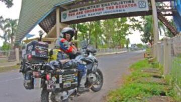 Miquel Silvestre, durante su viaje de la REO, cruzando el ecuador en Indonesia.