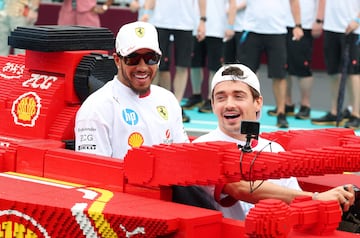 Durante el Gran Premio de Miami 2025, los 20 pilotos de F車rmula 1 desfilaron en r谷plicas a tama?o real de sus monoplazas, construidas con aproximadamente 400.000 piezas de LEGO cada una. Estas versiones el谷ctricas, con neum芍ticos Pirelli reales, alcanzaban hasta 20 km/h y fueron creadas en colaboraci車n con LEGO. El desfile reemplaz車 al tradicional cami車n de presentaci車n, ofreciendo una experiencia m芍s creativa, que gener車 entusiasmo tanto en la pista como entre los espectadores. La iniciativa busca acercar el espect芍culo de la F1 a los fans.