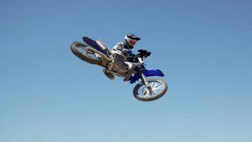 Jarryd McNeil saltando con la moto de freestyle junto a su supuesto perro