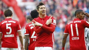 Lewandowski, delantero del Bayern, celebra un gol.