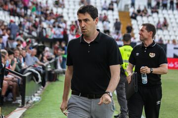 A sus 40 años volverá a ser el técnico más joven en Primera División. En su primera temporada consiguió el ascenso, y en la pasada campaña la permanencia y llegó a las semifinales de Copa del Rey. Su siguiente reto: seguir creciendo junto al Rayo Vallecano.