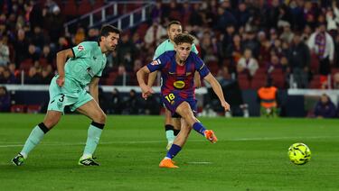 El jugador del Barcelona demuestra que está en su mejor momento. Indetectable para los rivales, no para de presionar a los futbolistas rivales.