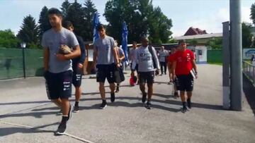 La tranquila llegada del plantel a un nuevo entrenamiento en Austria