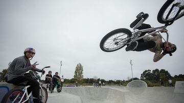 El rider de BMX Jeremy Malott volando delante de Daniel Sandoval en el skatepark de Navia (Vigo), d&iacute;as antes de O Marisqui&ntilde;o 2021. 