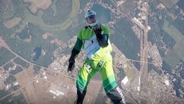 Luke Aikins durante su salto sin paraca&iacute;das