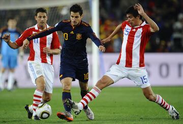 La entrada de Cesc en el partido dinamizó el juego de la Selección y revolucionó el encuentro: ayudó a salir de la presión guaraní. Iniesta se liberó, Villa se soltó de la banda izquierda y el juego volvió a fluir. La Roja tenía más profundidad y recursos en ataque.
