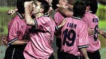 <b>ASOMBRÓ A EUROPA</b>. El Alavés consiguió llegar a la final de la Copa de la UEFA la temporada 2000-01. Su camiseta rosa se hizo popular.