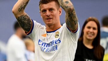 Real Madrid's German midfielder Toni Kroos celebrates at the end of the Spanish League football match between Real Madrid CF and RCD Espanyol at the Santiago Bernabeu stadium in Madrid on April 30, 2022. - Real Madrid secured a 35th La Liga title with four games to spare after a 4-0 home win over Espanyol that included two goals from Rodrygo. Needing just one point to clinch the trophy, Madrid struck twice through the Brazilian in the first half at the Santiago Bernabeu before further goals from Marco Asensio and Karim Benzema. (Photo by GABRIEL BOUYS / AFP)