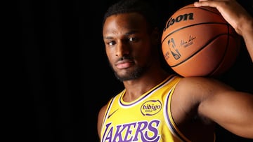 Bronny James posa con la camiseta de Los Angeles Lakers.