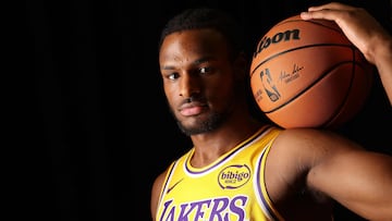 Bronny James posa con la camiseta de Los Angeles Lakers.