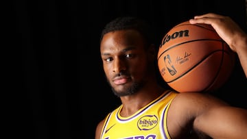 Bronny James posa con la camiseta de Los Angeles Lakers.